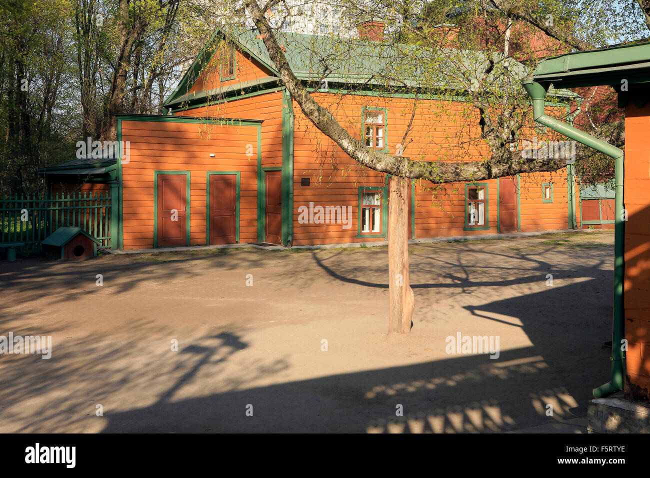 Facciata di uno degli edifici della Casa Museo di Leo Tolstoj a Mosca, Russia Foto Stock