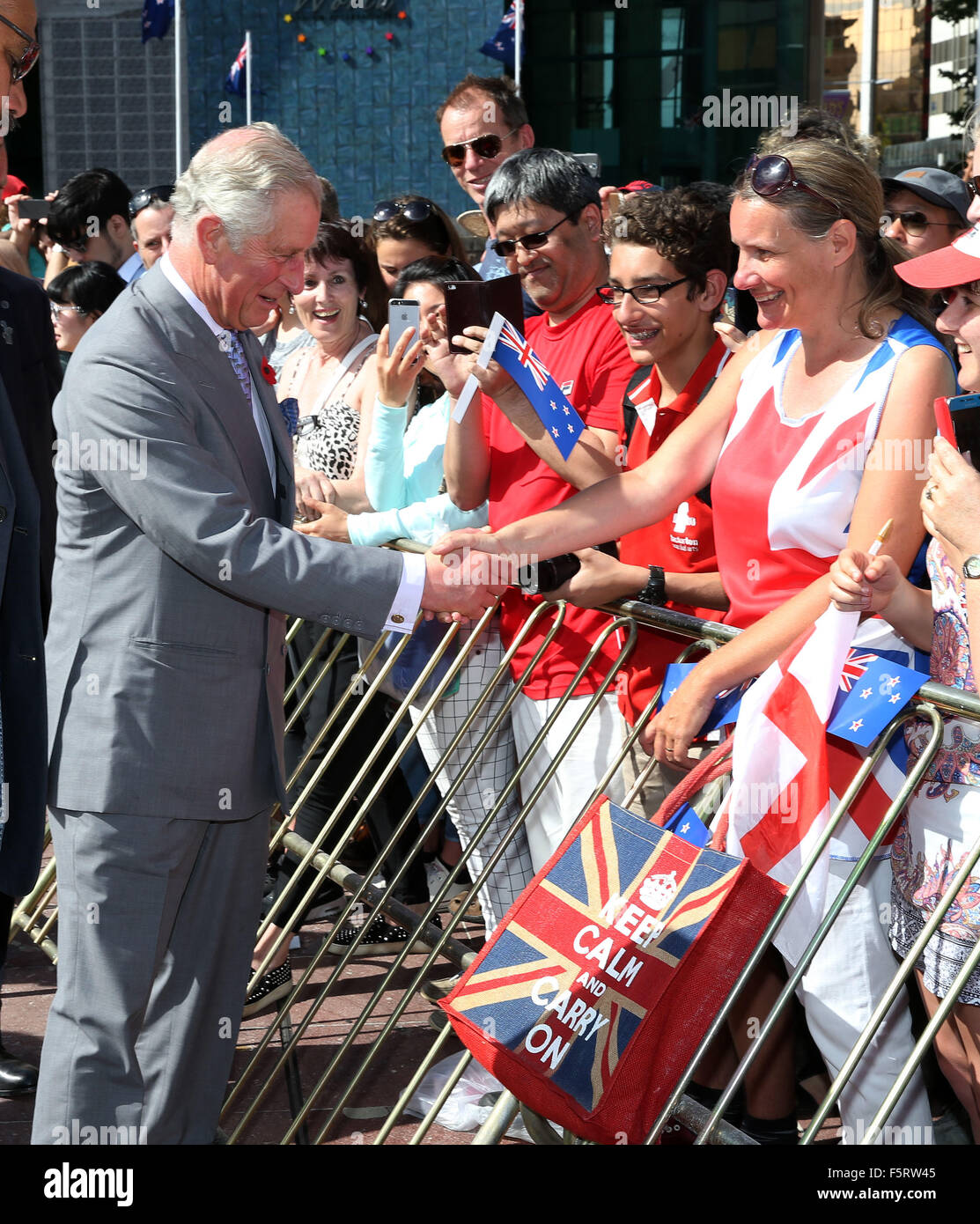 Auckland, Nuova Zelanda - 8 Novembre 2015 - Il principe Charles, Principe di Galles e Camilla, duchessa di Cornovaglia, incontrare i membri del pubblico durante una passeggiata intorno a Aotea Square il 8 novembre 2015 a Auckland, Nuova Zelanda. Carlo e Camilla in visita in Nuova Zelanda a partire dal 4 Novembre al 10 novembre a partecipare a eventi di Wellington, Dunedin, Nelson, Westport, Ngaruawahia, Auckland e New Plymouth (AFP Piscina/Michael Bradley). Foto Stock