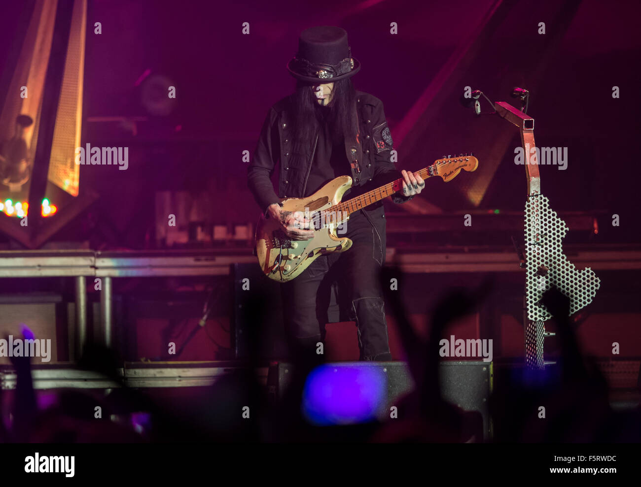 Stuttgart, Germania. 08 Nov, 2015. Mick Mars, chitarrista nella band di Motley Crue, effettua in apertura degli ultimi concerti in Germania sulla banda di addio " tour Il tour finale' in Hans Martin Schleyer Hall a Stoccarda, Germania, 08 novembre 2015. Foto: WOLFRAM KASTL/dpa/Alamy Live News Foto Stock