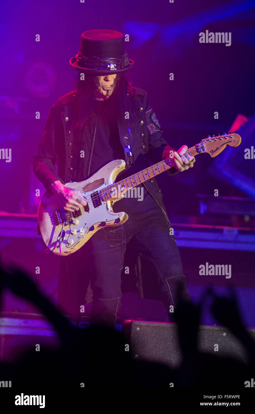 Stuttgart, Germania. 08 Nov, 2015. Mick Mars della band Motley Crue effettua in apertura degli ultimi concerti in Germania sulla banda di addio " tour Il tour finale' in Hans Martin Schleyer Hall a Stoccarda, Germania, 08 novembre 2015. Foto: WOLFRAM KASTL/dpa/Alamy Live News Foto Stock