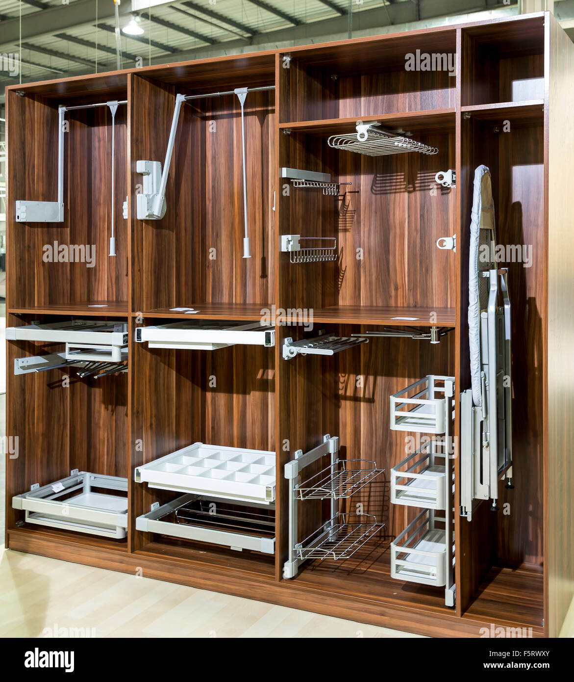 Vuoto moderno armadio in legno con ripiani Foto Stock