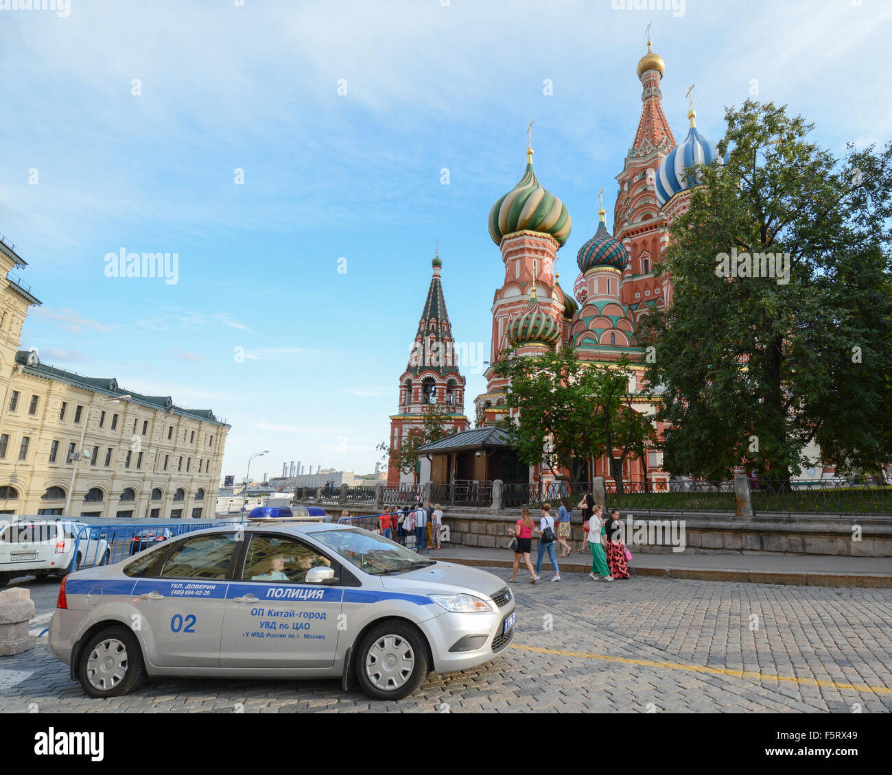 La polizia di Mosca auto parcheggiate dalla Cattedrale di San Basilio, Mosca, Russia Foto Stock