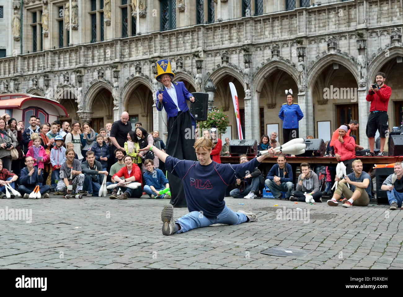 Bruxelles, Belgio, 08 Nov 2015. Gli studenti e gli amatori del cirque partecipare in termini di prestazioni e di presentazione della scuola del Cirque sulla Grand Place di Bruxelles di domenica 8 novembre, 2015 Credit: Skyfish/Alamy Live News Foto Stock