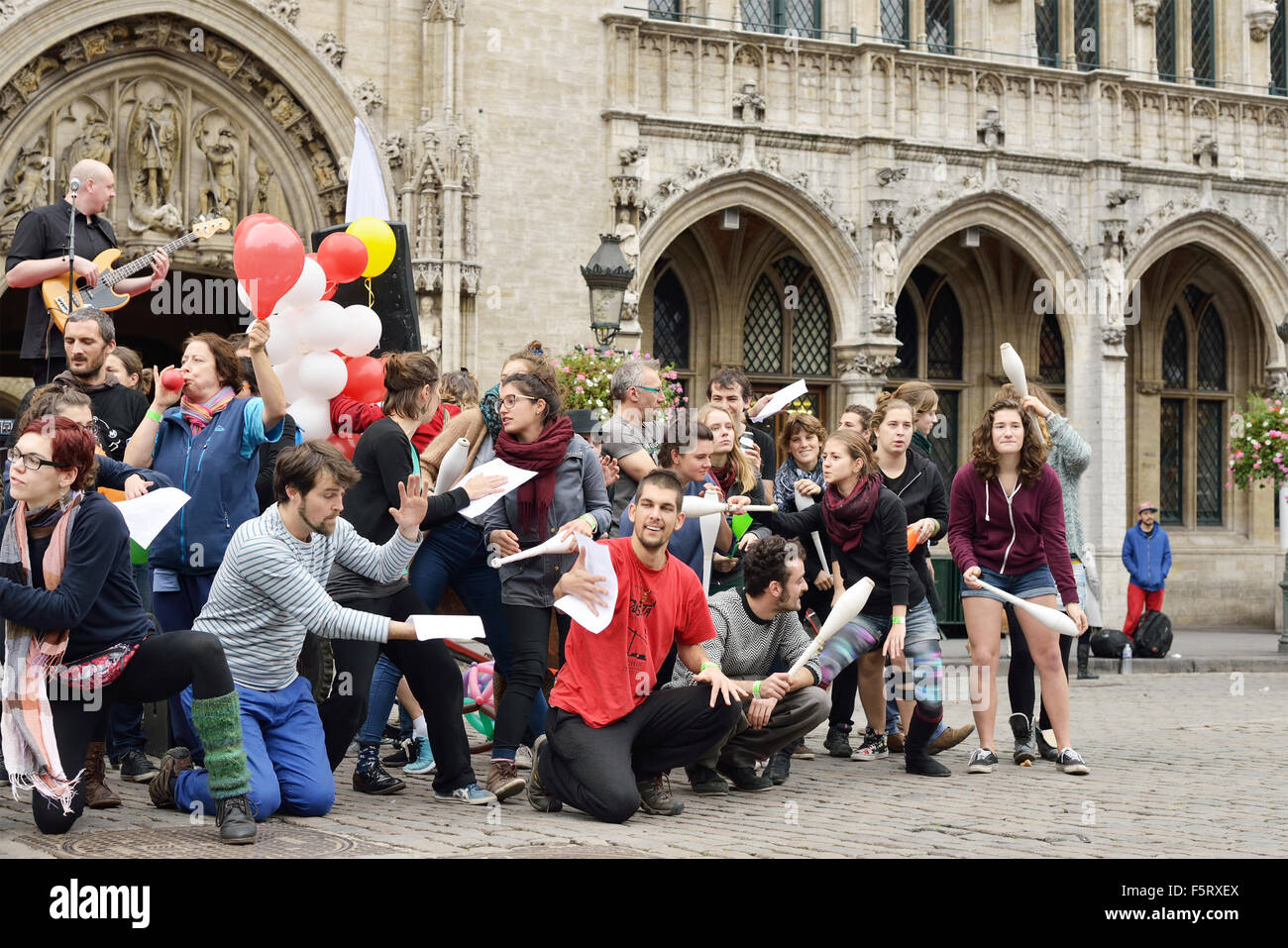 Bruxelles, Belgio, 08 Nov 2015. Gli studenti e gli amatori del cirque partecipare in termini di prestazioni e di presentazione della scuola del Cirque sulla Grand Place di Bruxelles di domenica 8 novembre, 2015 Credit: Skyfish/Alamy Live News Foto Stock