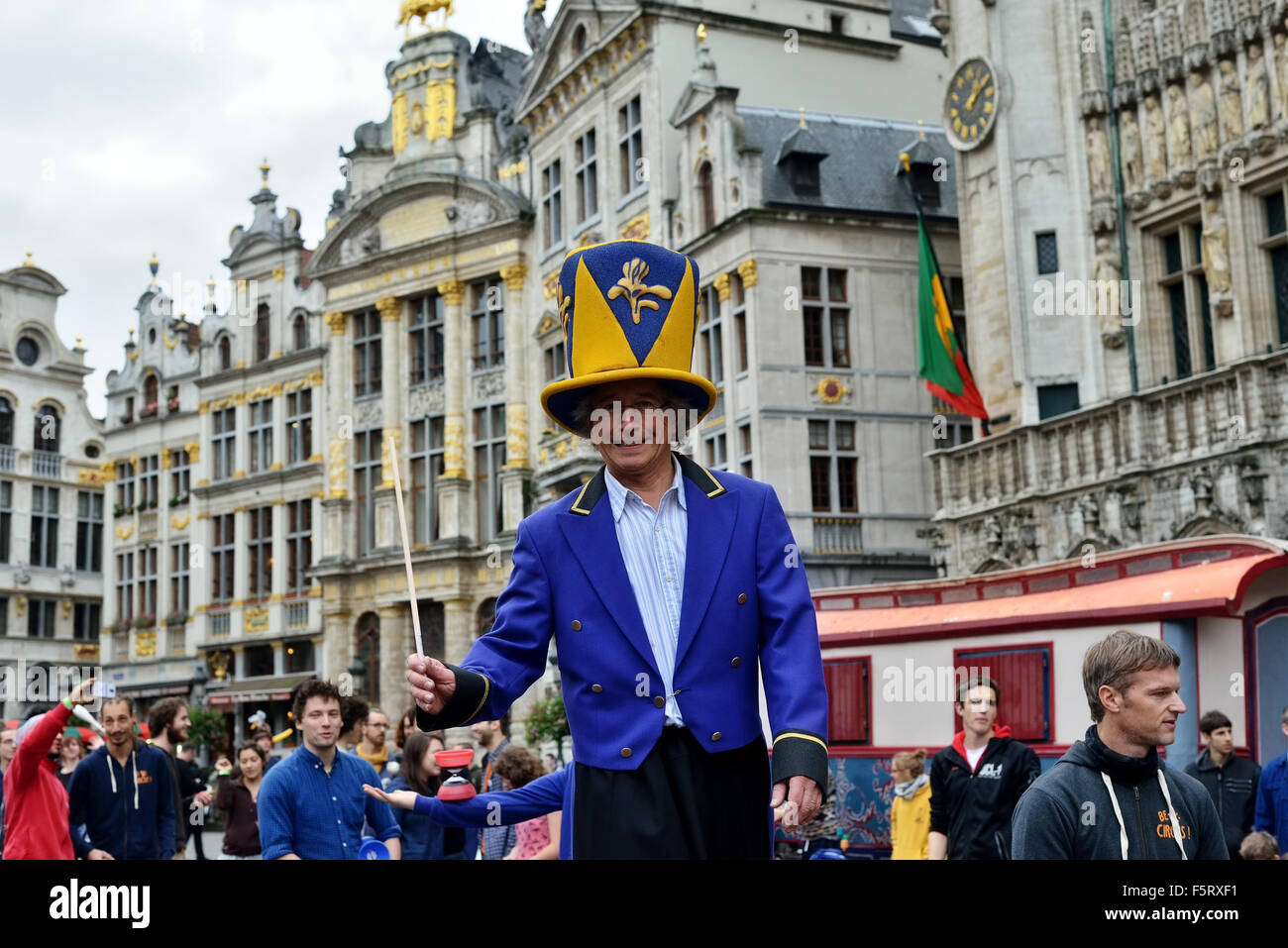 Bruxelles, Belgio, 08 Nov 2015. Gli studenti e gli amatori del cirque partecipare in termini di prestazioni e di presentazione della scuola del Cirque sulla Grand Place di Bruxelles di domenica 8 novembre, 2015 Credit: Skyfish/Alamy Live News Foto Stock