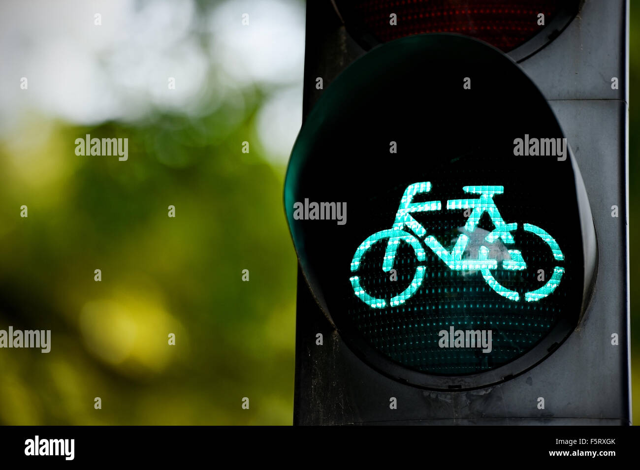 Dettaglio delle riprese con una bicicletta traffico commutato di luce di colore verde Foto Stock