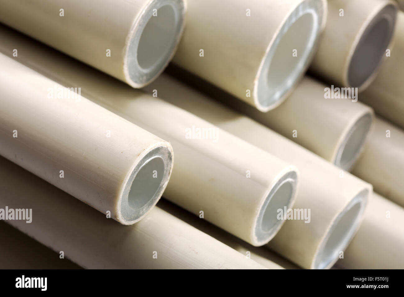 Primo piano di tubi in materia plastica pila Foto Stock