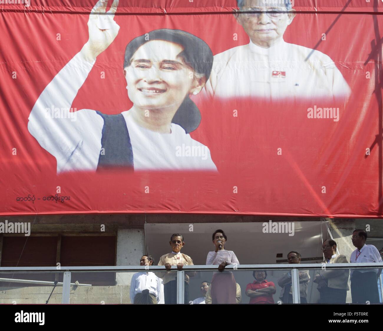 Yangon, Myanmar. 9 Nov, 2015. Myanmar la Lega nazionale per la democrazia (NLD) Presidente Aung San Suu Kyi (2a L, anteriore) parla all'NLD sede a Yangon, Myanmar, nov. 9, 2015. Il Myanmar è il leader dell'opposizione Aung San Suu Kyi lunedì ha invitato la gente a rimanere imparziale e calma nella prospettiva dell'annuncio ufficiale del risultato delle elezioni. Credito: U Aung/Xinhua/Alamy Live News Foto Stock