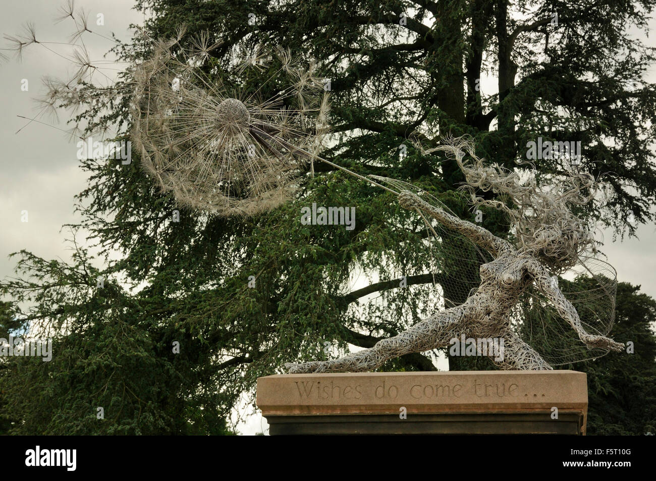 Trentham fata con orologio di tarassaco, Trentham Gardens, Staffordshire filo di scultura Foto Stock