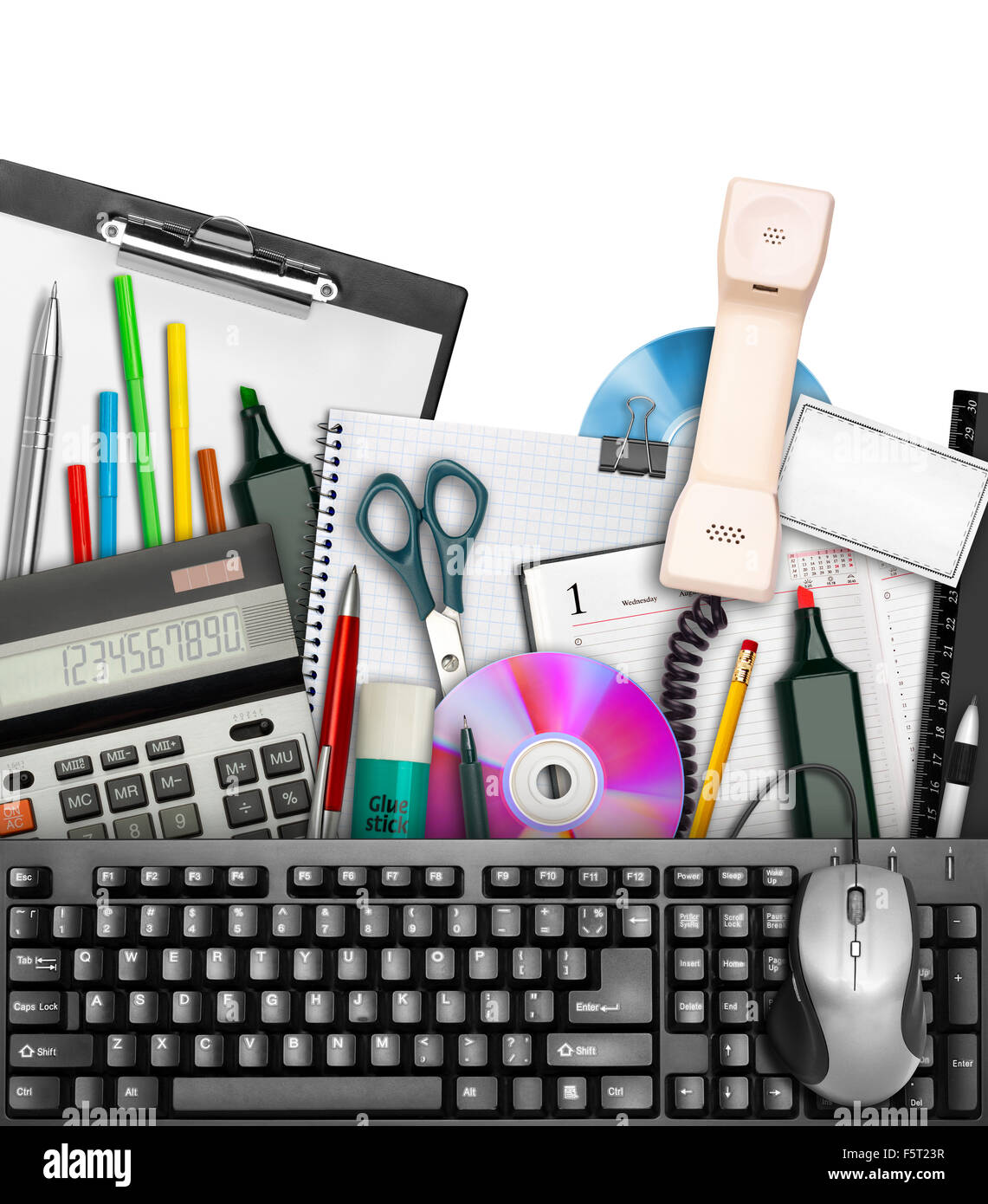 Serie di articoli di cancelleria con la tastiera e il mouse sulla parte superiore. Isolato su bianco Foto Stock