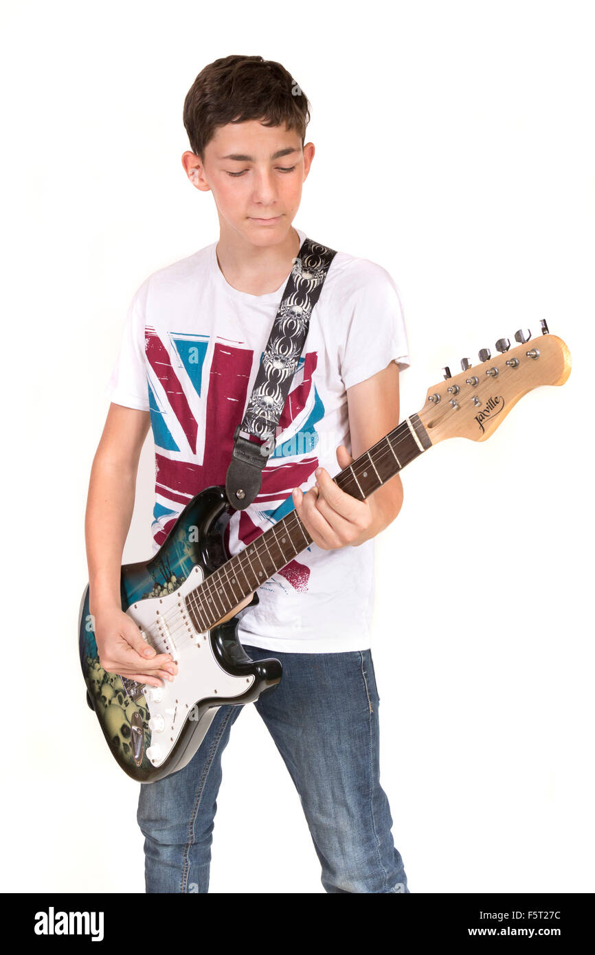 Ragazzo adolescente suonare la chitarra elettrica Foto Stock