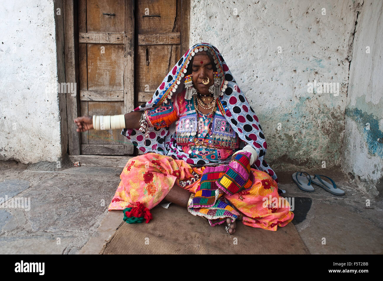 Donna di cuciture. Ella appartiene alla casta Lambani ( India) Foto Stock