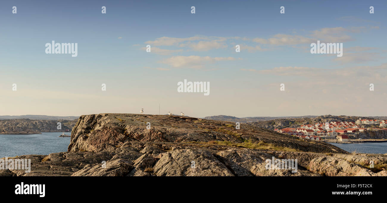 La Svezia, Costa Ovest, Bohuslan, Grundsund, Skarhamn, vista della formazione di roccia e città in background Foto Stock
