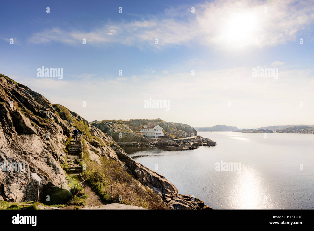 La Svezia, Costa Ovest, Bohuslan, Marstrand, vista di costa sul giorno di sole Foto Stock