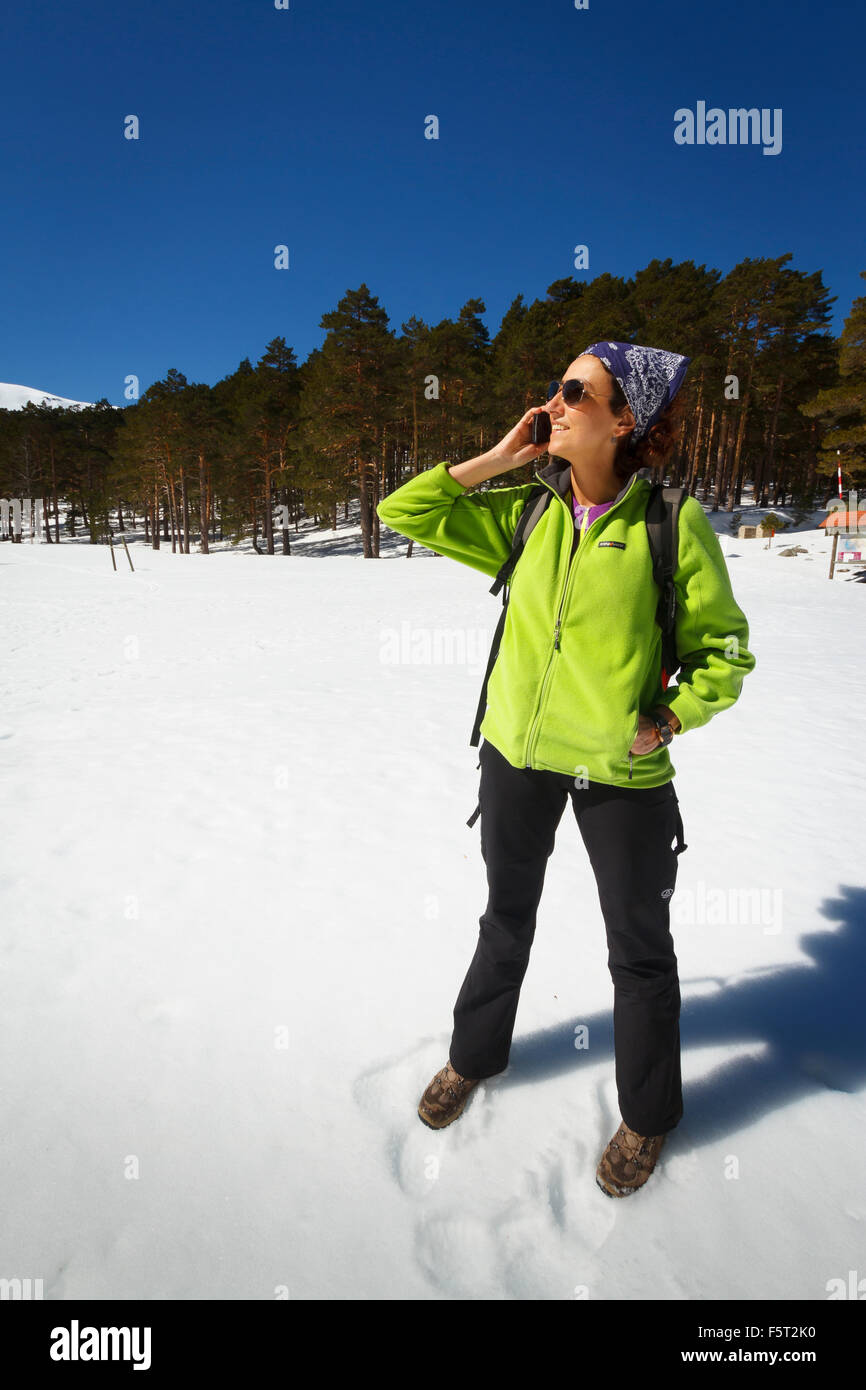 Giovane donna in natura con un telefono cellulare. Foto Stock