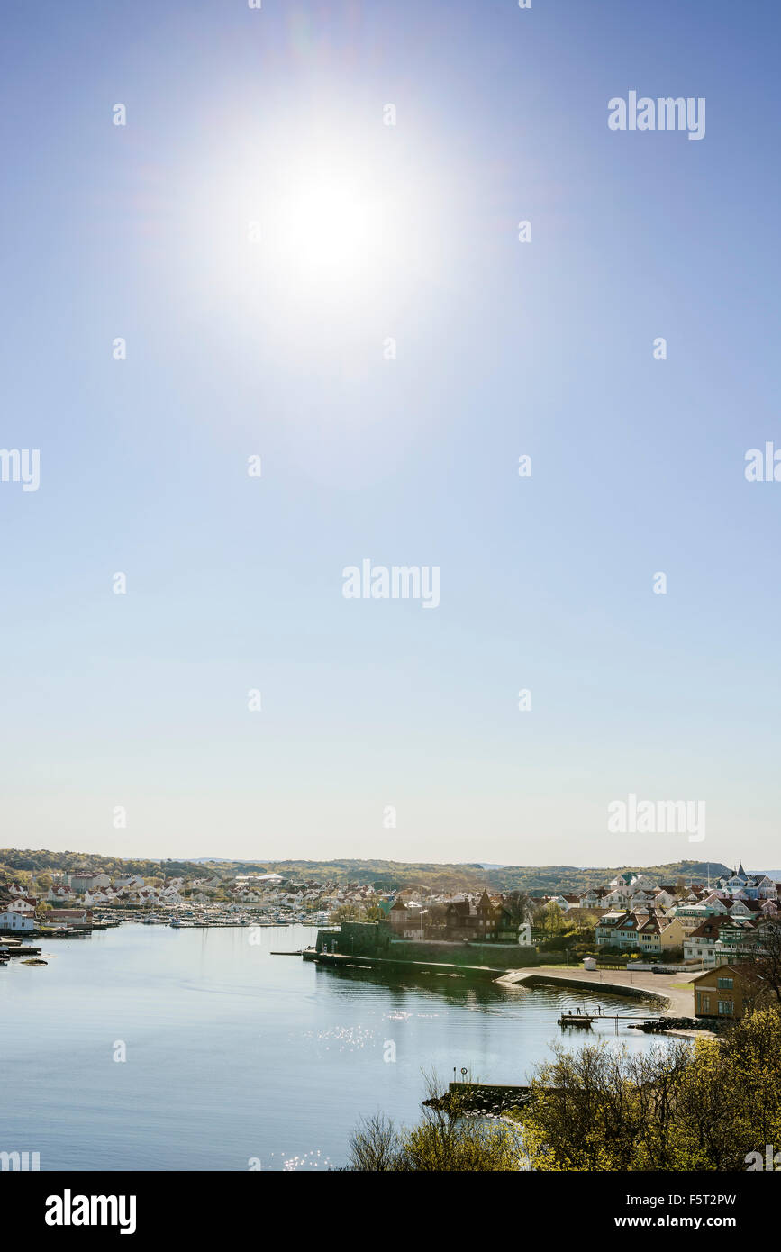 La Svezia, Costa Ovest, Bohuslan, Marstrand, veduta aerea del villaggio e della baia di acqua sulla giornata di sole Foto Stock