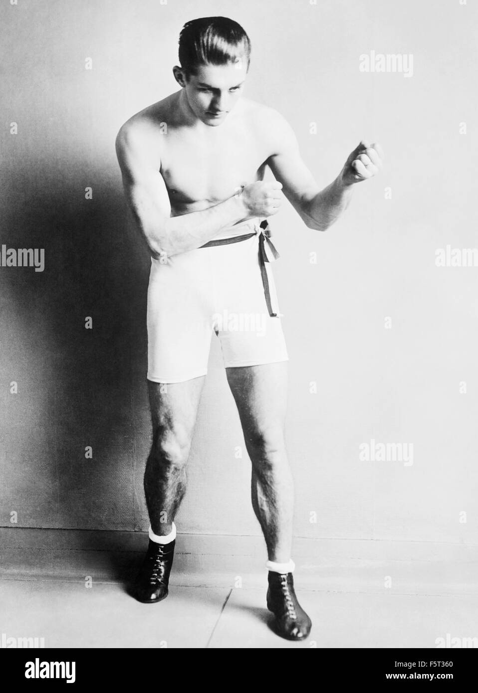 Vintage foto del boxer francese ed eroe di guerra Georges Carpentier (1894 - 1975) - probabilmente il più grande aereo di combattimento europeo di tutti i tempi. Carpentier, soprannominato "l'uomo del Orchid', ha vinto una serie di titoli in varie divisioni di peso durante una carriera durata dal 1908 al 1926 e durante la Prima Guerra Mondiale è volato pericoloso di basso livello come le missioni di osservazione per il pilota francese Air Force ed è stato premiato con la Croix de guerre e della Medaille Militaire. Foto Stock