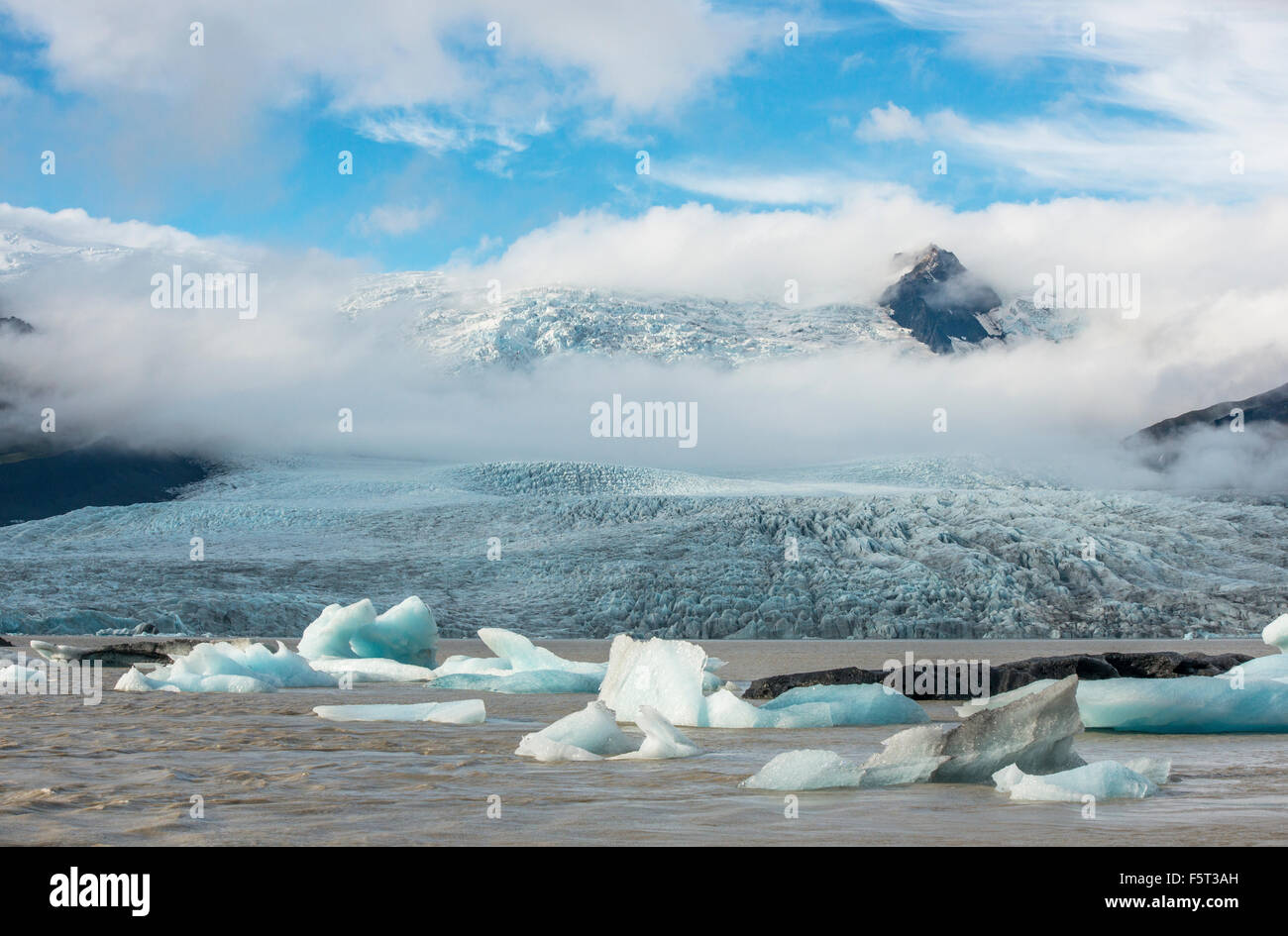 Fjallsárlón - lago glaciale sulla costa sud dell'Islanda con iceberg galleggianti Foto Stock