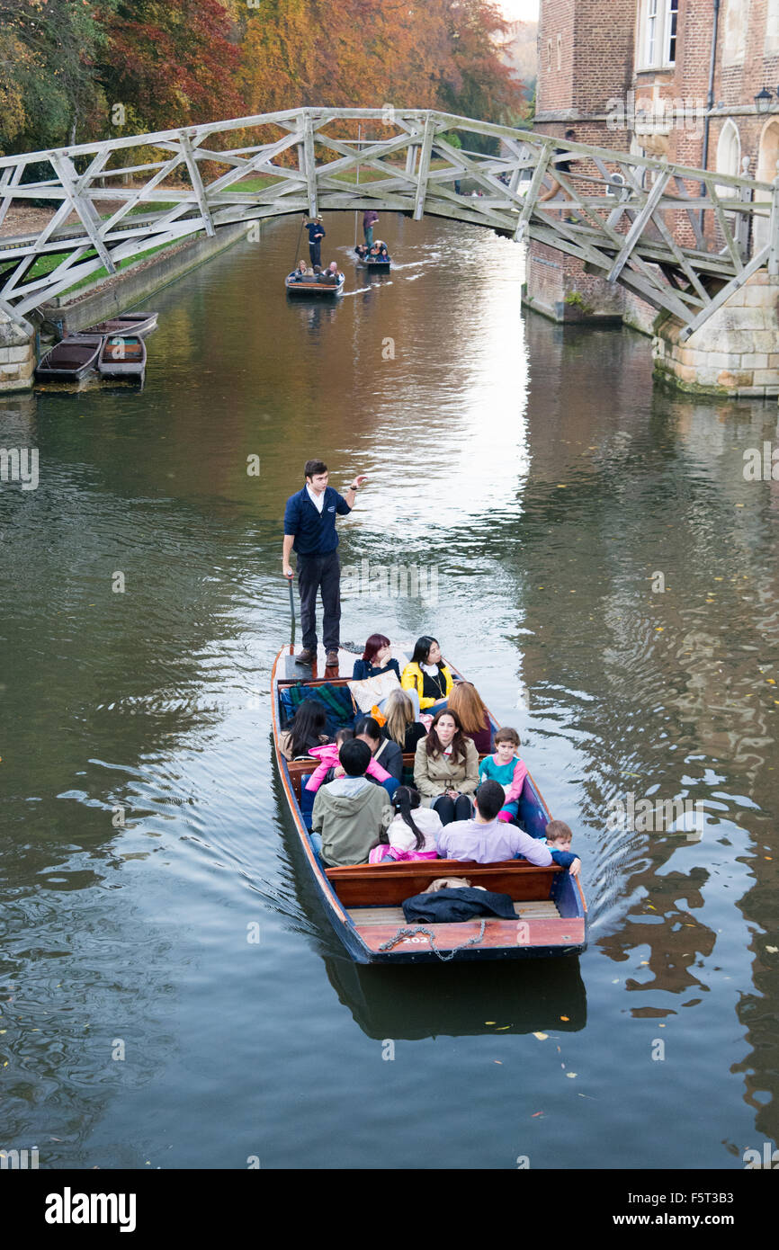 I turisti prendono un punt lungo il fiume Cam ride nella città universitaria di Cambridge. Foto Stock