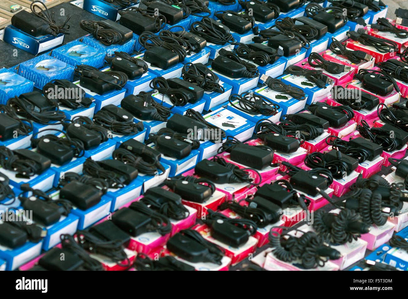 I caricabatteria dei telefoni in vendita nella bancarella di strada, Viale Indipendenza, Ndola, Zambia Foto Stock