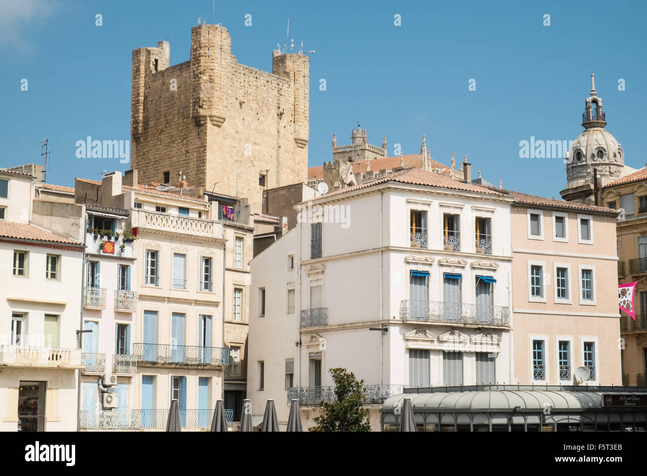 Narbonne,Aude,Francia del sud con vista di arcivescovi Palace.Estate. Foto Stock