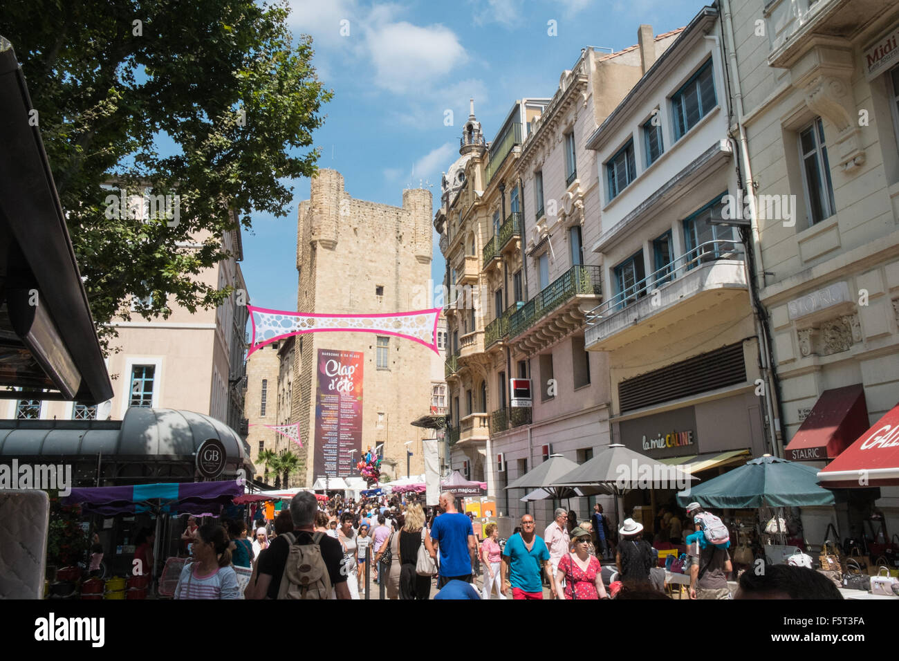 Centro di Narbonne con Palais des Archeveques (palazzo arcivescovile) in estate Aude,sud,Francia,mercato,canal,Languedoc, Foto Stock