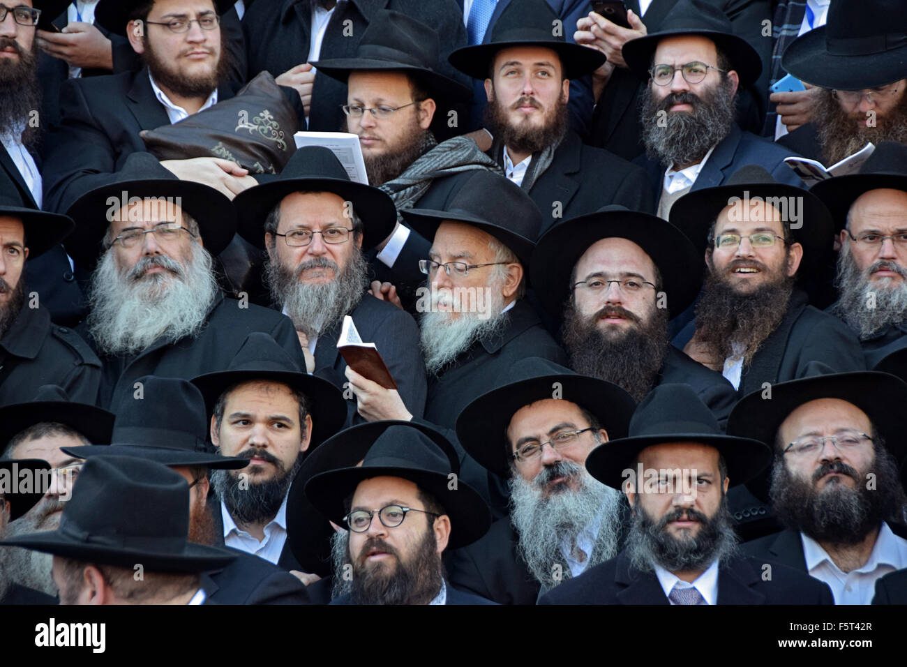 I religiosi rabbini Ebrei posano per una foto di gruppo a la convention  annuale di Chabad emissari di Brooklyn, New York Foto stock - Alamy