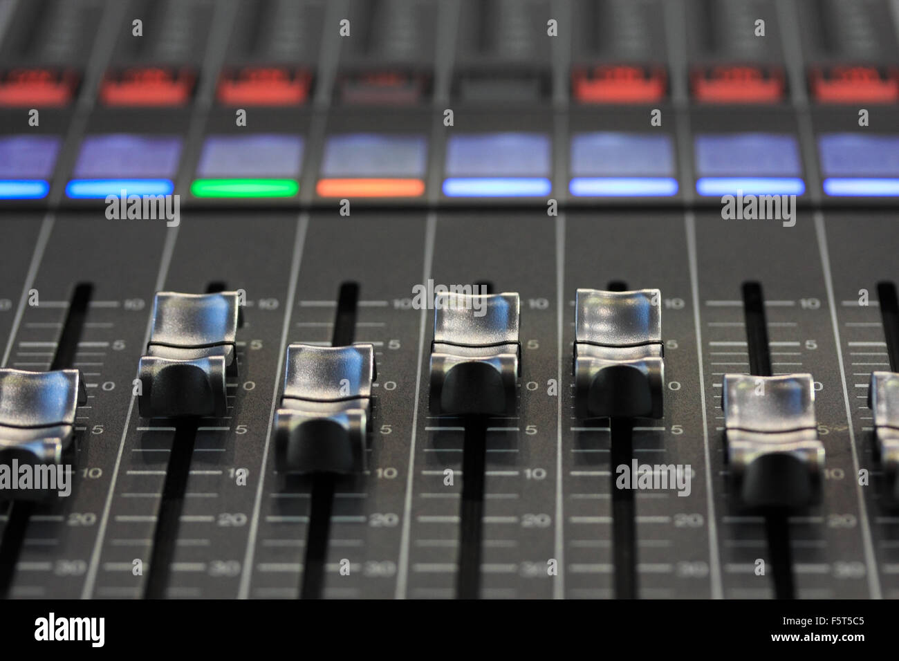 Vista ravvicinata del digital mixing console. Messa a fuoco selettiva su i fader. Foto Stock