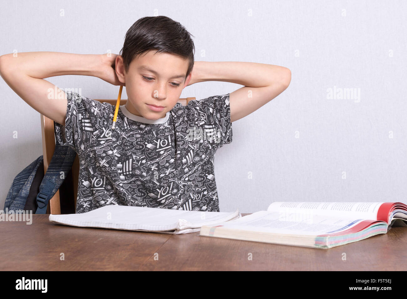 Pre-teen boy facendo i suoi compiti Foto Stock