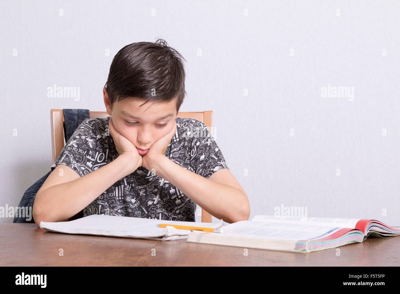 Pre-teen boy facendo i suoi compiti Foto Stock