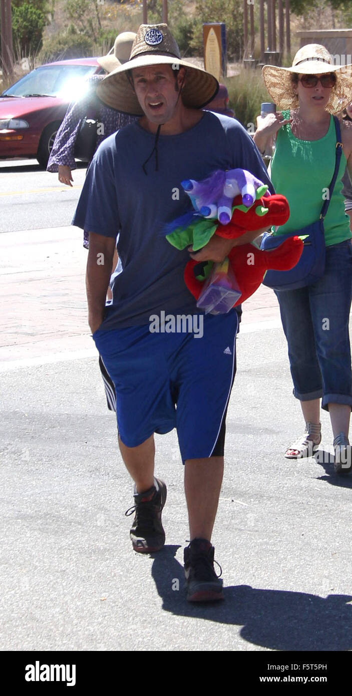 Adam Sandler indossa un grande cappello di paglia si spegne e circa a Malibu con sua moglie e le figlie con: Adam Sandler dove: Los Angeles, California, Stati Uniti quando: 07 Set 2015 Foto Stock