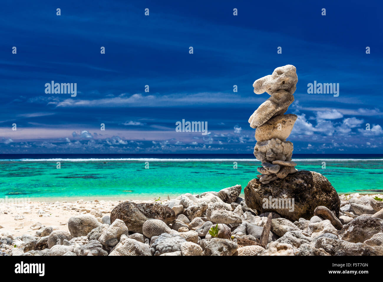Pila di reef di pietre contro il cielo e la spiaggia tropicale delle Isole Cook Foto Stock