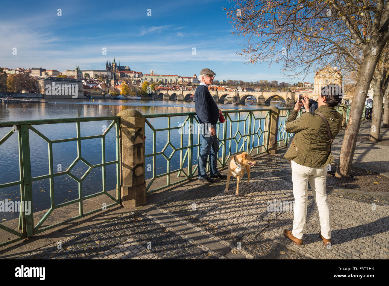 I turisti fare una immagine di sfondo, il castello di Praga e sul fiume Vltava, Repubblica Ceca Foto Stock