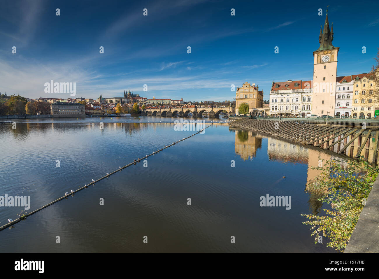 Novotneho Lavka sulla banca del fiume Vltava e il castello di sfondo, Praga, Repubblica Ceca Foto Stock