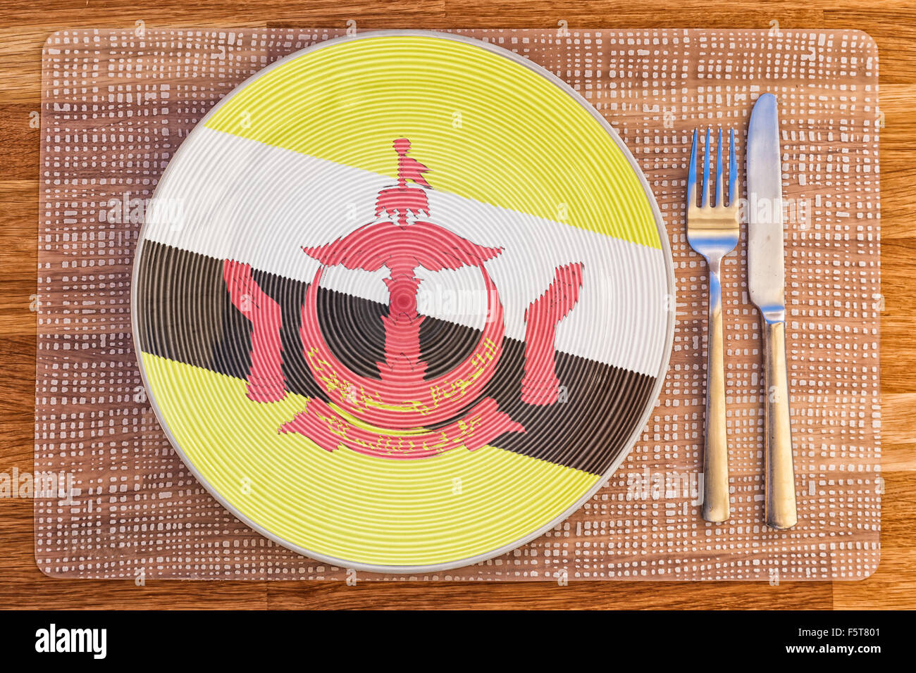 La cena la piastra con la bandiera del Brunei su di esso per il vostro cibo internazionale e bere i concetti. Foto Stock