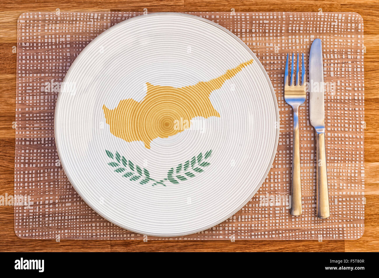 La cena la piastra con la bandiera di Cipro su di esso per il vostro cibo internazionale e bere i concetti. Foto Stock
