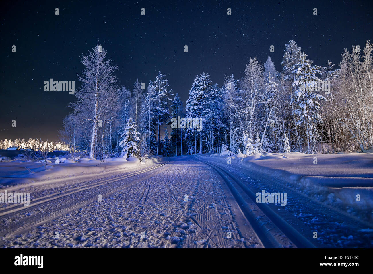 Finlandia, Lapponia, Kittila, Levi, Paese strada in inverno di notte Foto  stock - Alamy