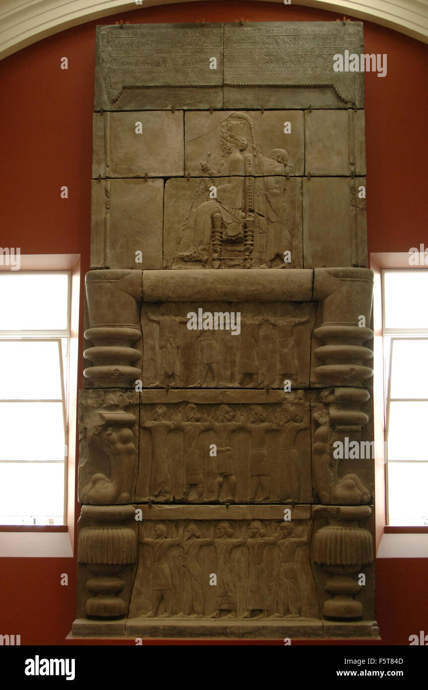 Il persiano Art. Dinastia achemenide. Persepolis. Palazzo di Dario I (522-486 a.C.). Dettaglio di un palazzo cancello costruì tra 470-450 A.C. La scena raffigura il re Dario seduti su un trono tenendo uno scettro e un fiore di loto con un servo dietro di lui mentre altri agenti tenere il re disposte in tre righe inferiori. Xix secolo copia degli originali conservati nel loro luogo di origine (Iran). British Museum. Londra. Regno Unito. Foto Stock