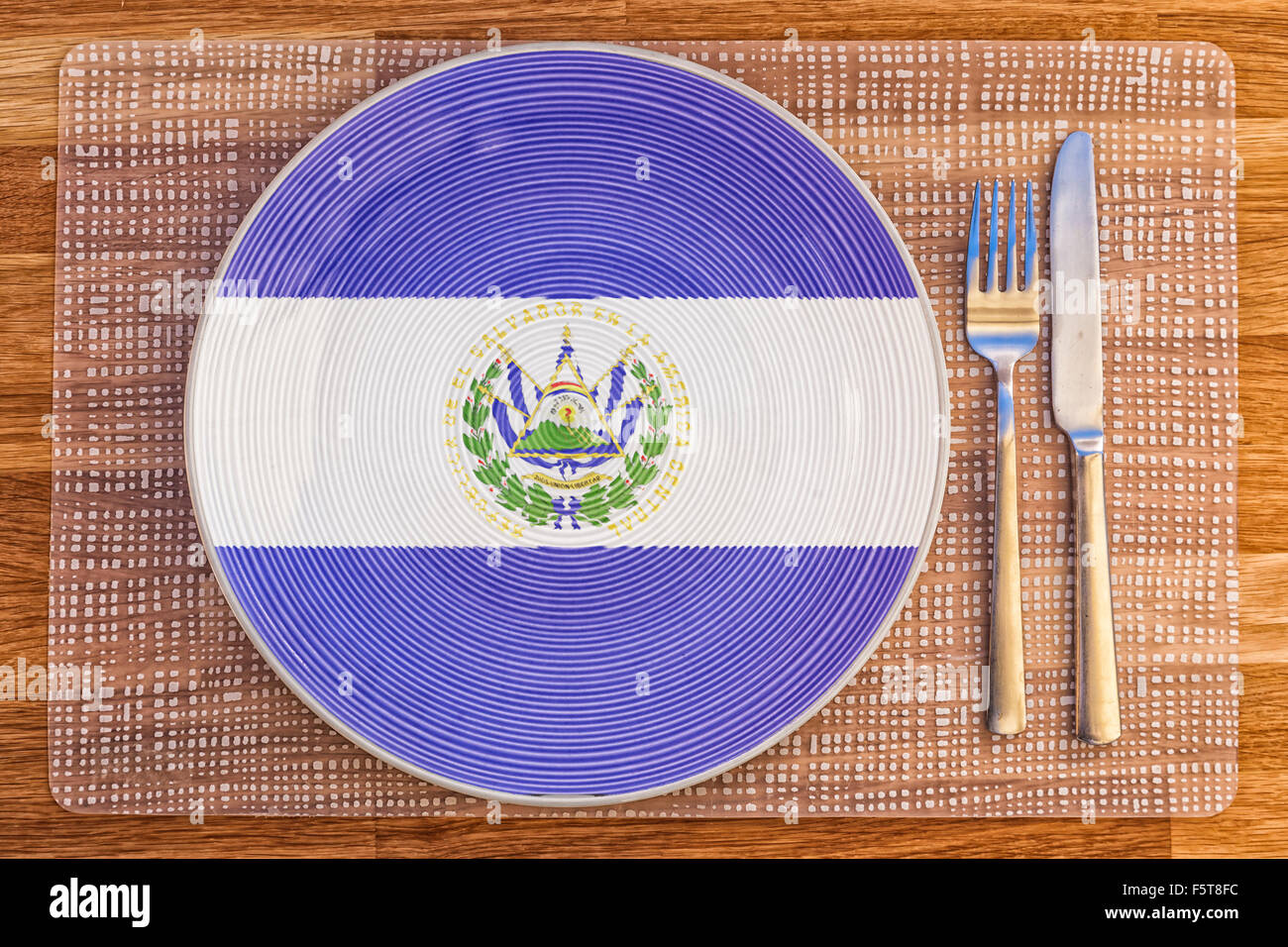 La cena la piastra con la bandiera di El Salvador su di esso per il vostro cibo internazionale e bere i concetti. Foto Stock