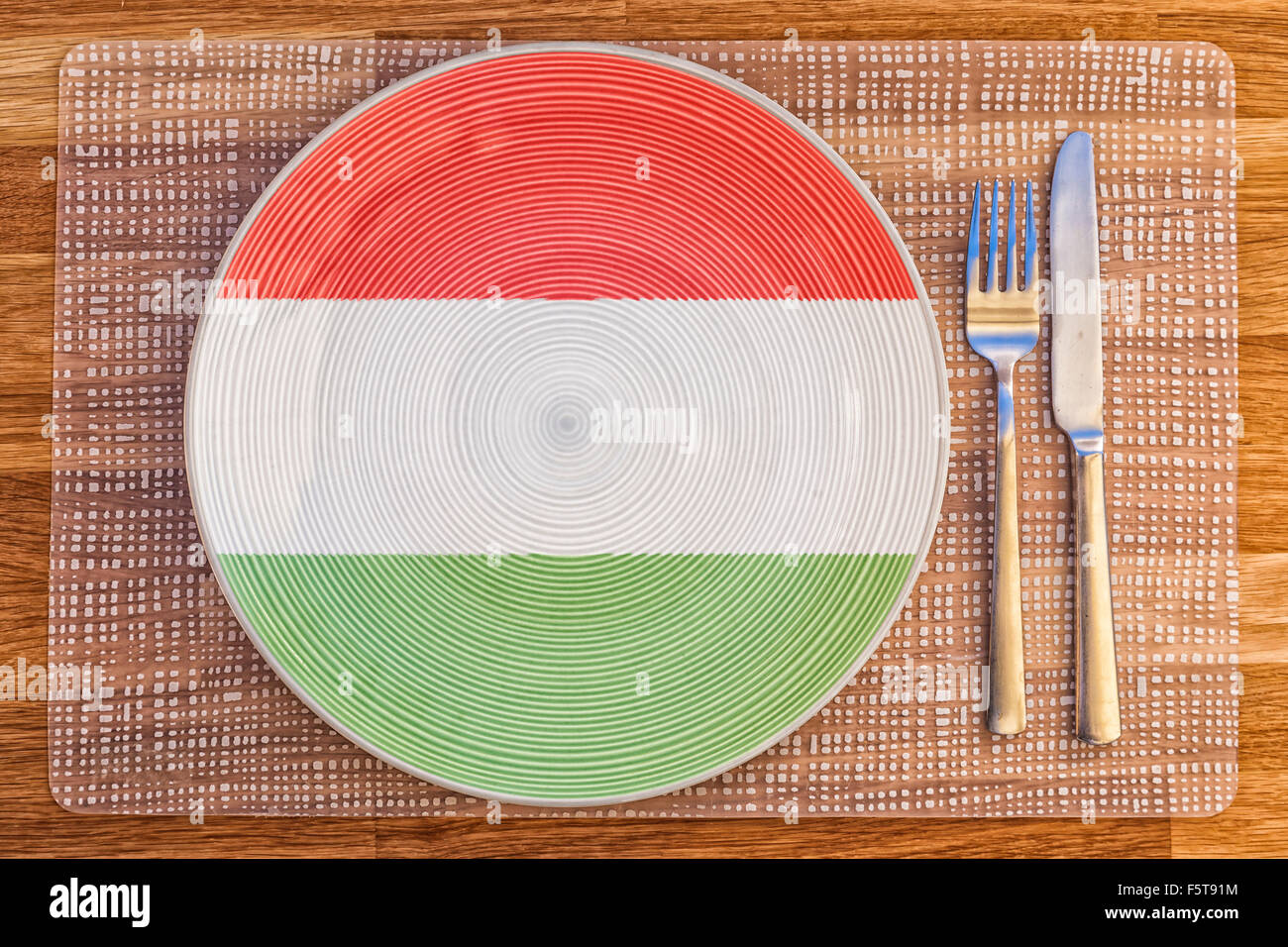 La cena la piastra con la bandiera di Ungheria su di esso per il vostro cibo internazionale e bere i concetti. Foto Stock