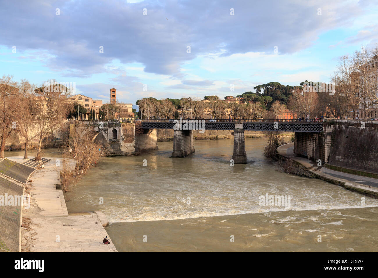 Paesaggio urbano storico lungo il Tevere a Roma, Italia. Foto Stock