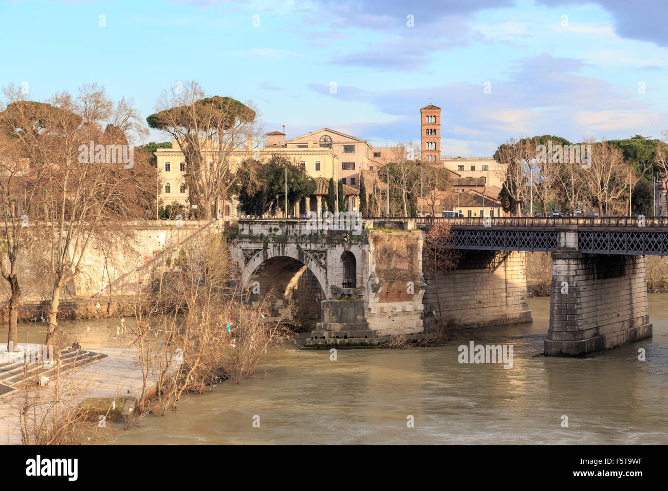 Paesaggio urbano storico lungo il Tevere a Roma, Italia. Foto Stock
