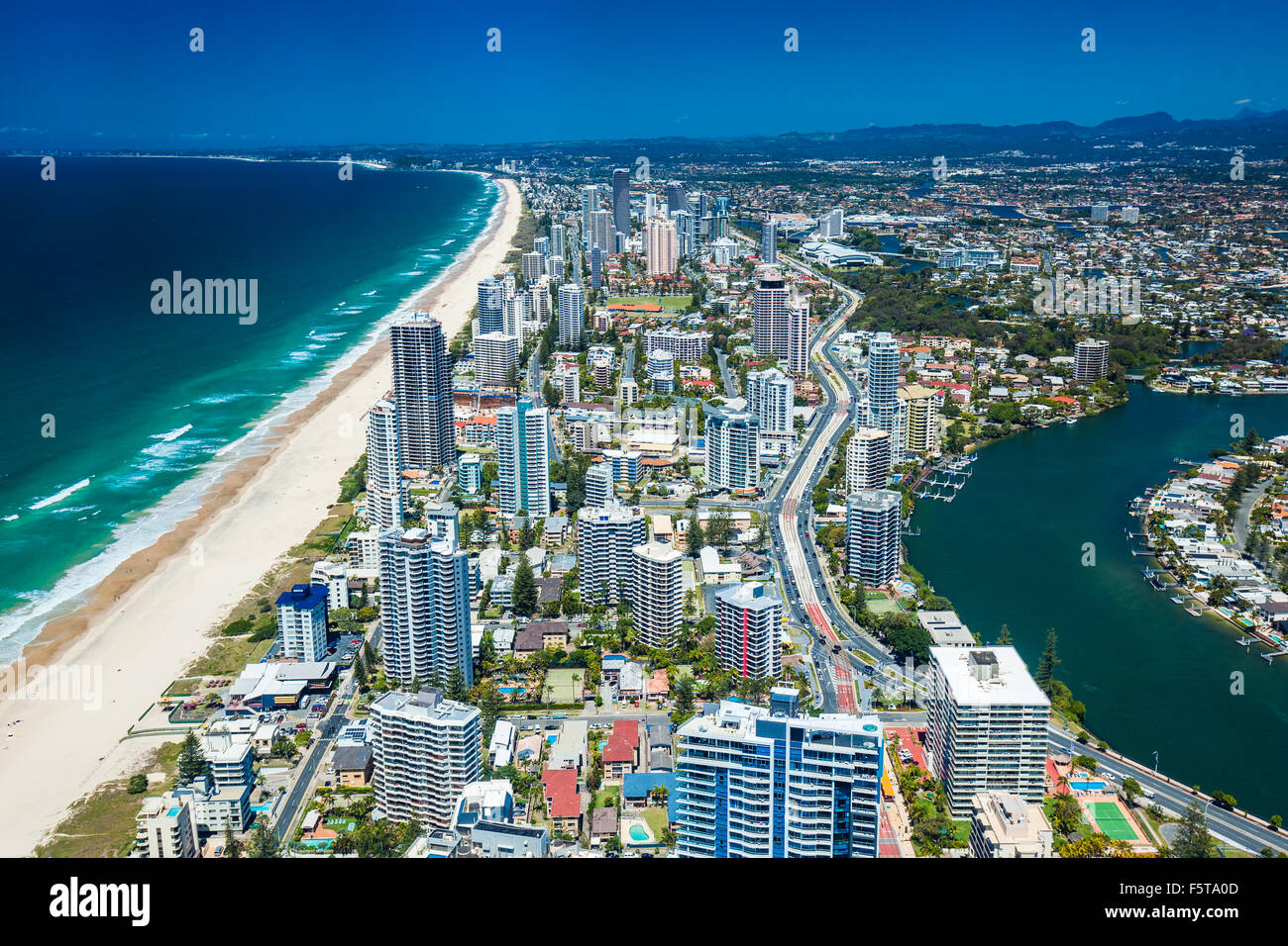 GOLD COAST, AUS - 04 OTT 2015: Veduta aerea della Gold Coast di Queensland in Australia alla ricerca da Surfers Paradise giù per Coola Foto Stock