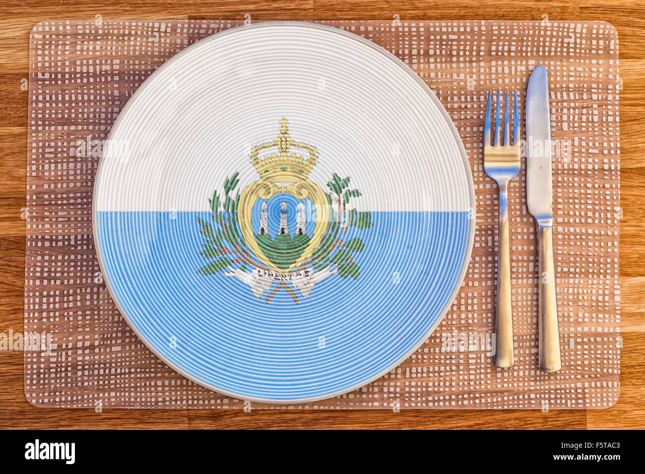 La cena la piastra con la bandiera di San Marino su di esso per il vostro cibo internazionale e bere i concetti. Foto Stock