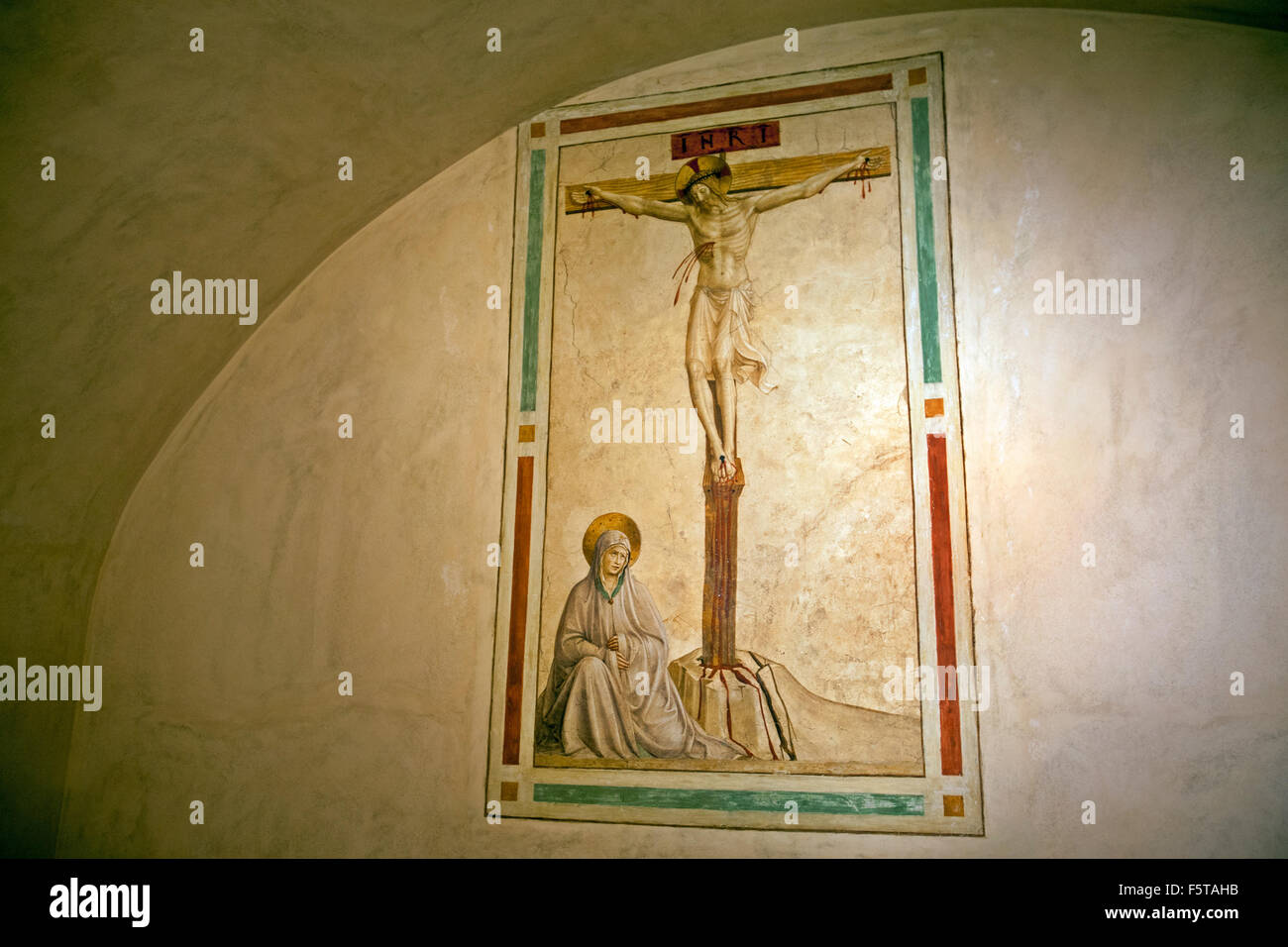 ANGELICO, Fra frate Angelico,Crocifissione con San Domenico Flagellating stesso (cella 20) del Convento di San Marco a Firenze Foto Stock