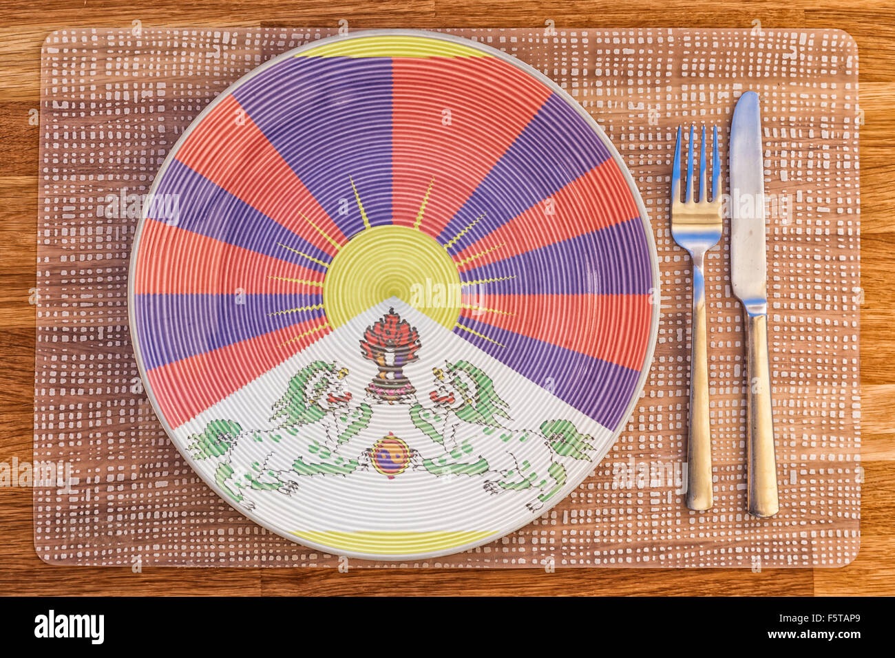 La cena la piastra con la bandiera del Tibet su di esso per il vostro cibo internazionale e bere i concetti. Foto Stock