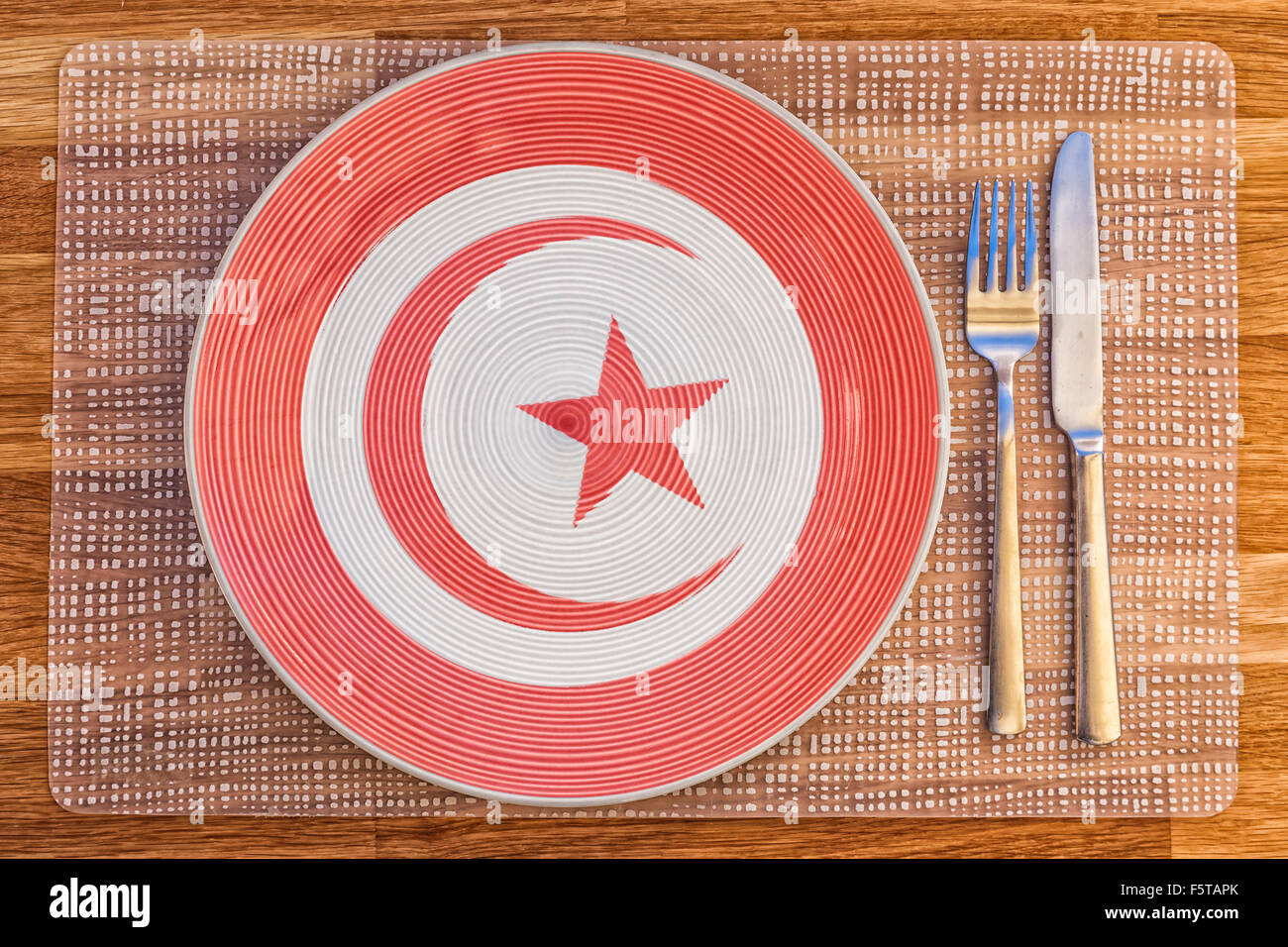 La cena la piastra con la bandiera della Tunisia su di esso per il vostro cibo internazionale e bere i concetti. Foto Stock
