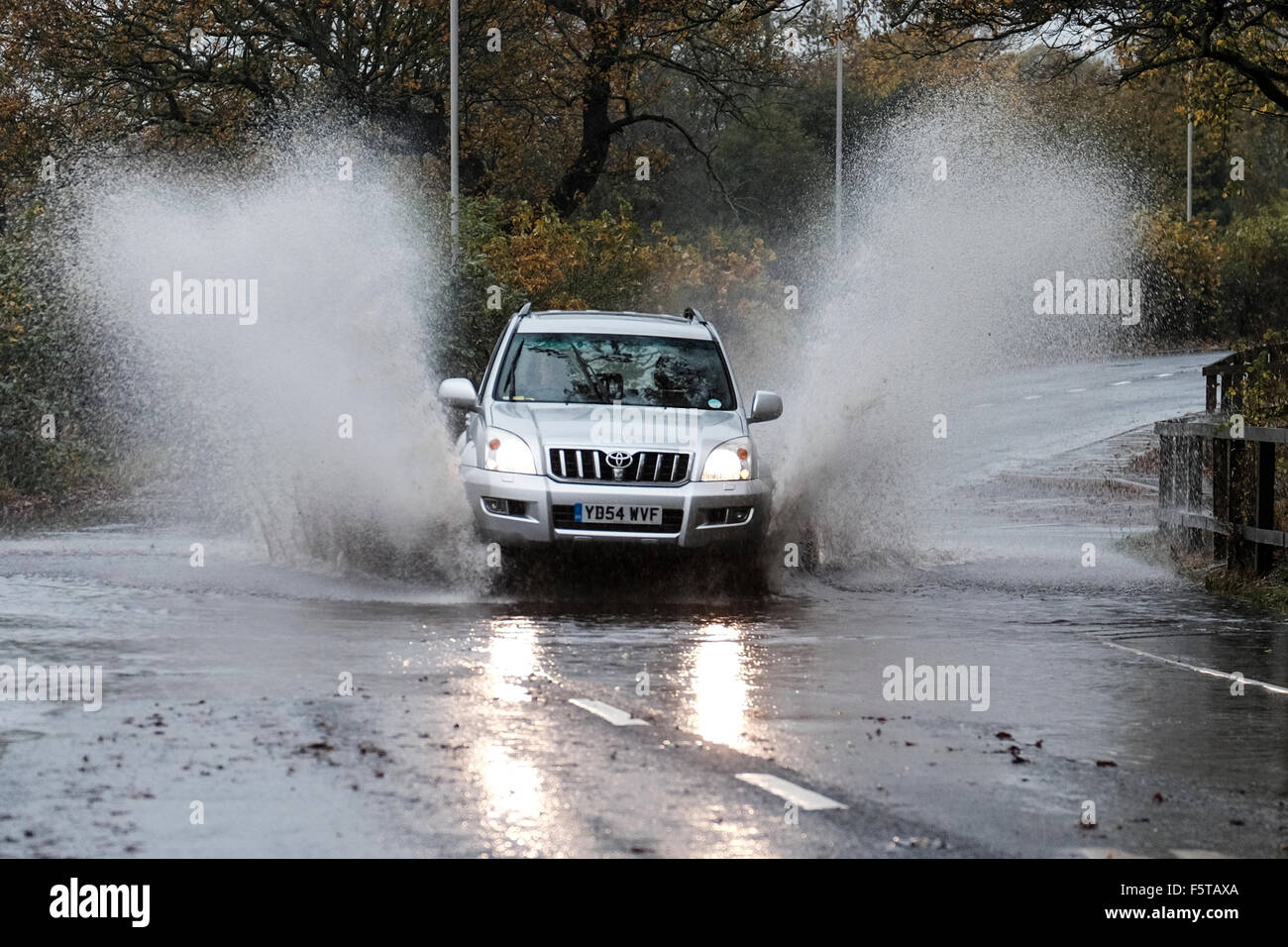 Preston, Lancashire, Regno Unito. 9 Novembre, 2015. Regno Unito Meteo: Heavy Rain in Lancashire causato inondazioni localizzate sulla contea di strade e pericolose condizioni di guida per gli utenti della strada. Credito: Paolo Melling/Alamy Live News Foto Stock