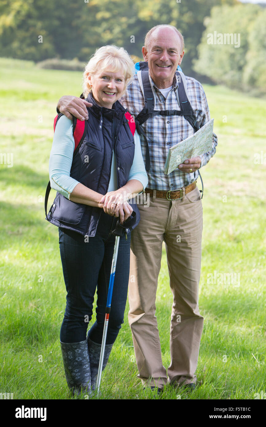 Attivo coppia Senior sulla passeggiata in campagna insieme Foto Stock