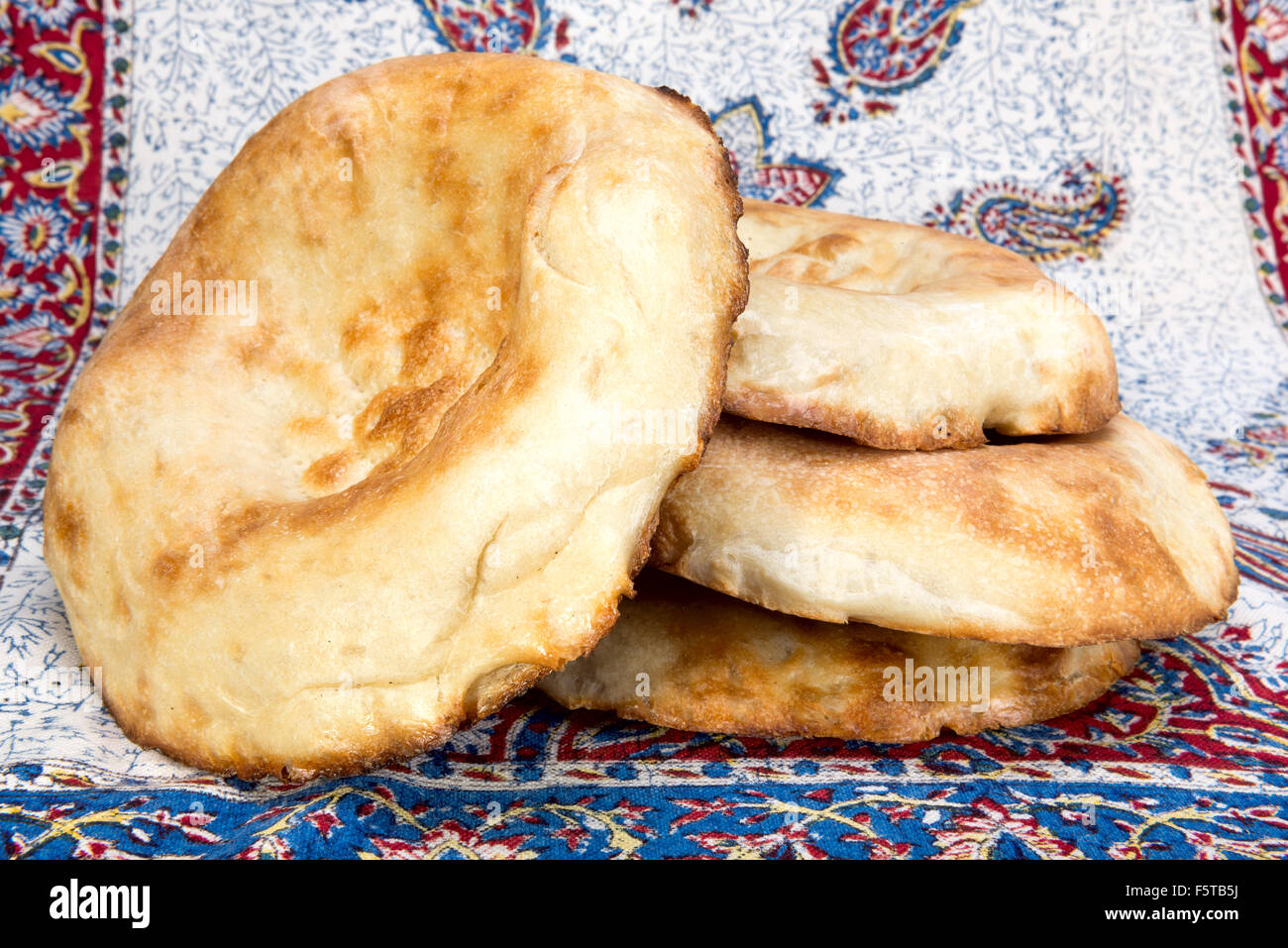 Pane di grano in forma di tortillas da Asia, cotto in un forno di argilla Foto Stock